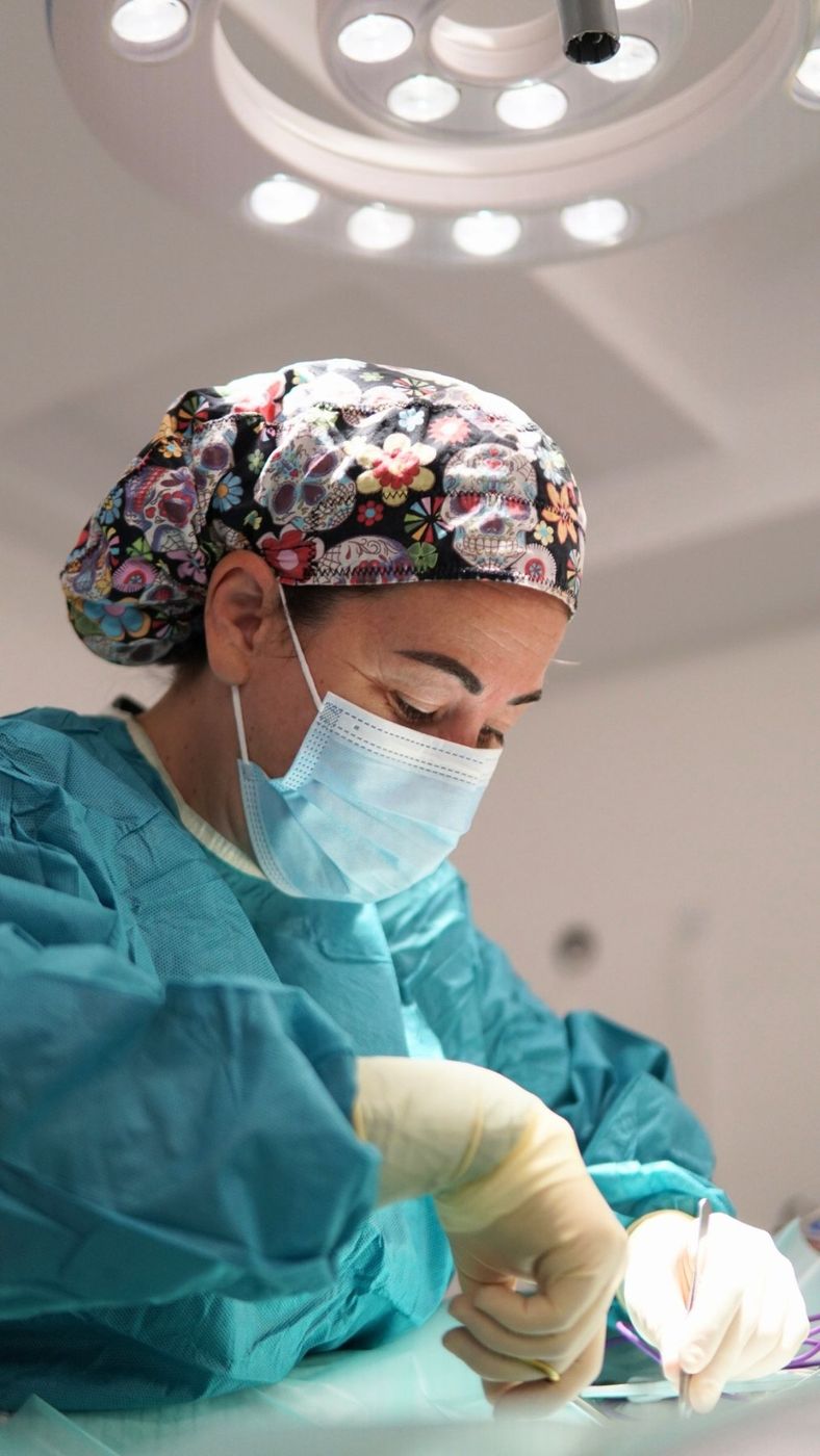 Cirujana veterinaria de la clínica preparando una intervención