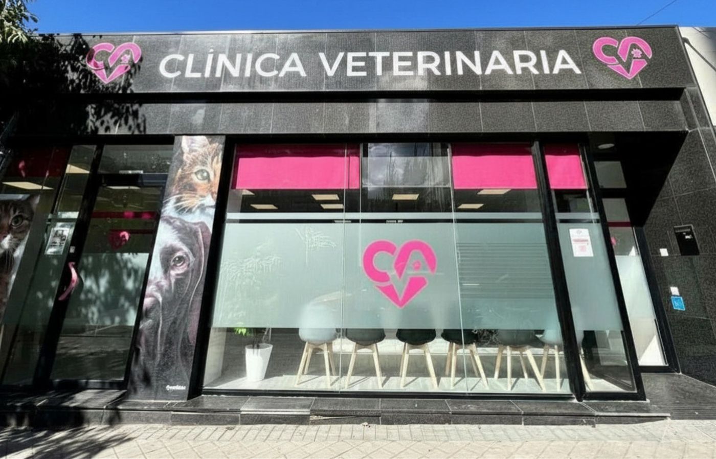 Exterior de la Clínica Veterinaria Aluche, en la C. de Illescas 215 (Madrid)