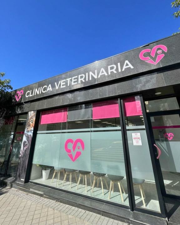 Fachada de la Clínica Veterinaria Aluche en la calle Illescas