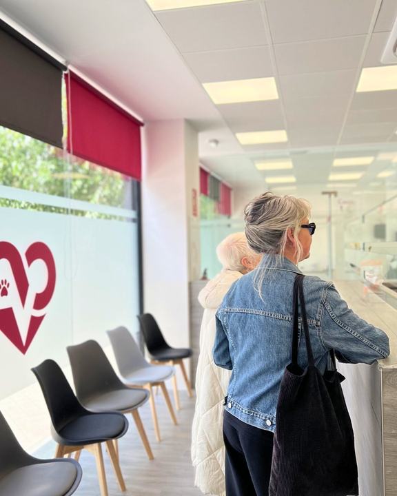 Sala de espera de la clínica veterinaria en Aluche
